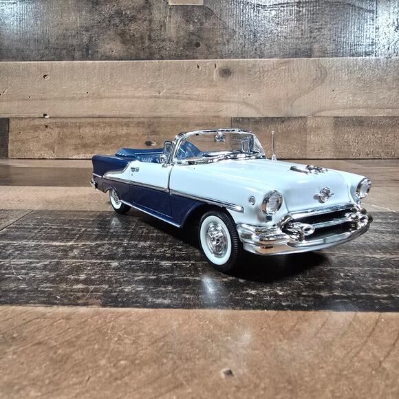 Welly 1955 Oldsmobile Super 88 Convertible Diecast - Picture 3 of 12
